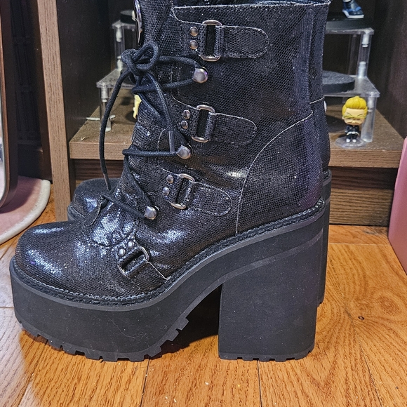 Black Platform Lace-Up Boots (Deadstock 💀) - Picture 2 of 8